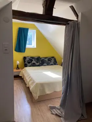 Un ou plusieurs lits dans un hébergement de l'établissement Jolie petite maison de campagne