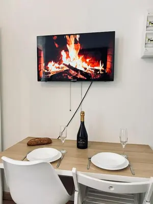 Télévision ou salle de divertissement dans l'établissement Chavalliaud 1 charmant studio Rez de chaussée