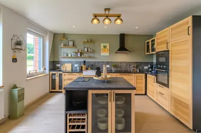 Cuisine ou kitchenette dans l'établissement La Richaumoise - Maison avec grand jardin
