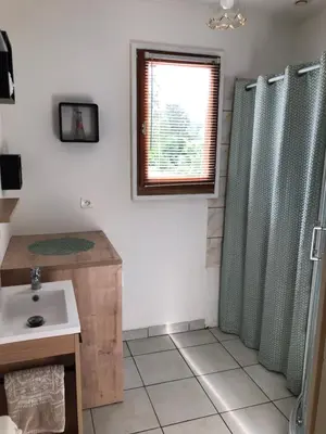 Salle de bains dans l'établissement Chez Tatie charmante Maison de plein pieds