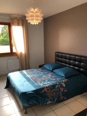 Un ou plusieurs lits dans un hébergement de l'établissement Chez Tatie charmante Maison de plein pieds
