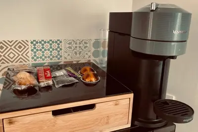Cuisine ou kitchenette dans l'établissement La Bulle Bleue Jacuzzi