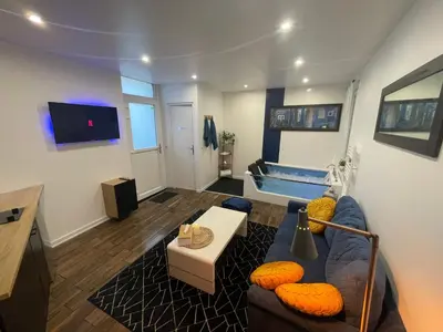 Télévision ou salle de divertissement dans l'établissement La Bulle Bleue Jacuzzi