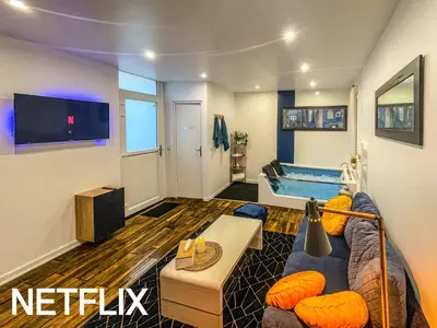 Télévision ou salle de divertissement dans l'établissement La Bulle Bleue Jacuzzi