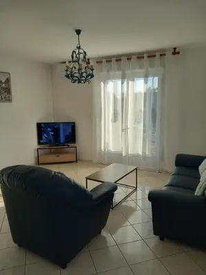 Télévision ou salle de divertissement dans l'établissement Maison