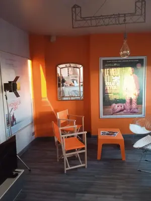 Télévision ou salle de divertissement dans l'établissement L'appt du vieux qui ne voulait pas fêter son anniversaire