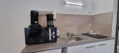 Cuisine ou kitchenette dans l'établissement Iris centre-ville T2 rénové cocon cosy parking 35 m2