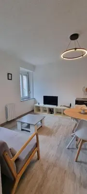 Télévision ou salle de divertissement dans l'établissement Iris centre-ville T2 rénové cocon cosy parking 35 m2