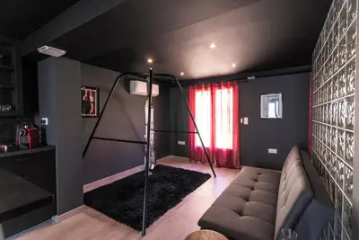 Coin salon dans l'établissement L'Interdit, Confort et Sensualité