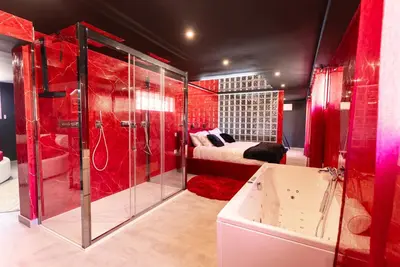 Salle de bains dans l'établissement L'Interdit, Confort et Sensualité