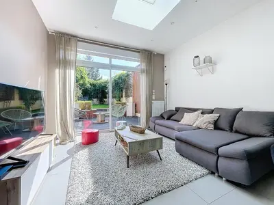 Coin salon dans l'établissement Maison de ville avec Jardin