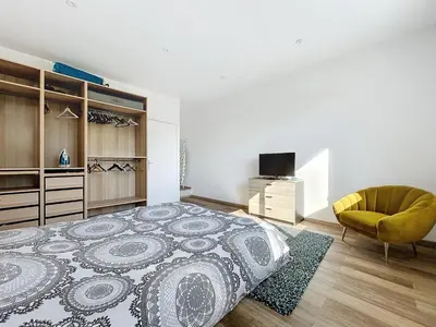 Un ou plusieurs lits dans un hébergement de l'établissement Maison de ville avec Jardin