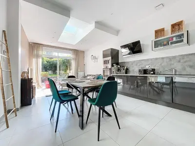Cuisine ou kitchenette dans l'établissement Maison de ville avec Jardin