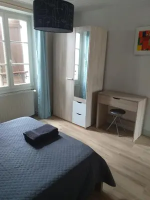 Un ou plusieurs lits dans un hébergement de l'établissement Tres bel appartement face au Chateau 2 ch 4 pers - BAUDELAIRE