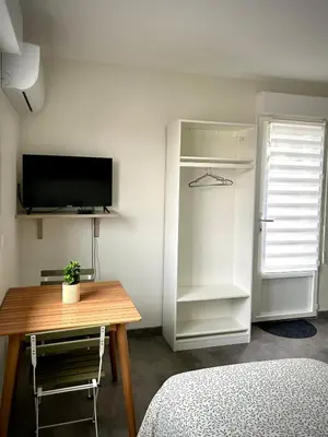 Télévision ou salle de divertissement dans l'établissement L'Escale de la Râperie logement2