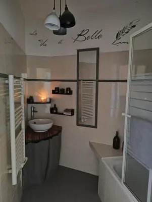 Salle de bains dans l'établissement La chambre de Perrine