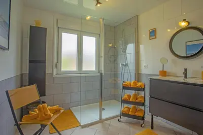 Salle de bains dans l'établissement Gîte Marotte - Climatisé avec Jardin