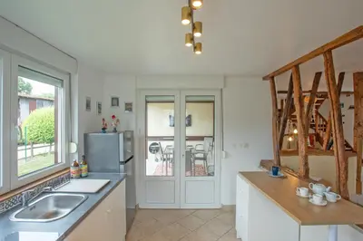 Cuisine ou kitchenette dans l'établissement Gîte Marotte - Climatisé avec Jardin