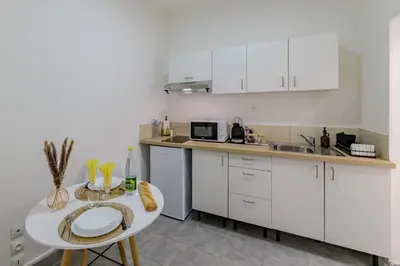 Cuisine ou kitchenette dans l'établissement Jacmel - 5min Centre Ville - Wifi