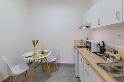 Cuisine ou kitchenette dans l'établissement Jacmel - 5min Centre Ville - Wifi
