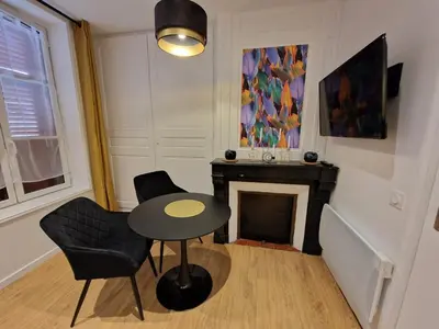 Télévision ou salle de divertissement dans l'établissement 1 - Confortable studio RDC Châlons-en-Champagne