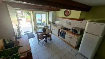 Cuisine ou kitchenette dans l'établissement Gîte LA COUMERETTE