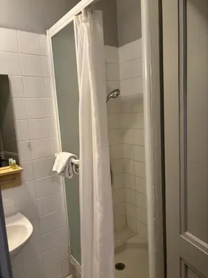 Salle de bains dans l'établissement Hôtel Le Pont de l'Aube