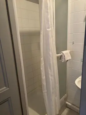 Salle de bains dans l'établissement Hôtel Le Pont de l'Aube
