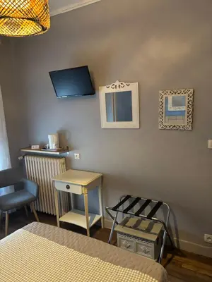 Télévision ou salle de divertissement dans l'établissement Hôtel Le Pont de l'Aube