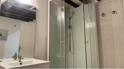 Salle de bains dans l'établissement MEAUX Centre Henri IV Vue CATHEDRALE Exeptionnelle