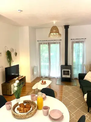 Télévision ou salle de divertissement dans l'établissement Les Charmes - C09