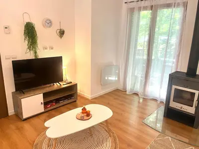 Télévision ou salle de divertissement dans l'établissement Les Charmes - C09