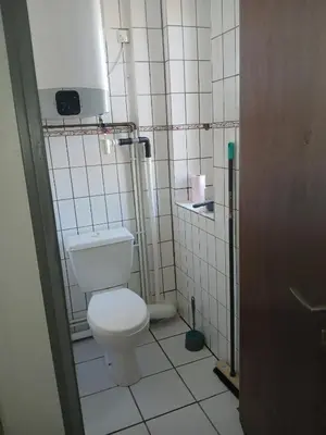 Salle de bains dans l'établissement Studio cosy à Sedan avec jardin clôturé de 22 m²