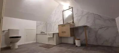 Salle de bains dans l'établissement Emy centre-ville T3 rénové cocon cosy parking 50 m2