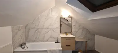 Salle de bains dans l'établissement Emy centre-ville T3 rénové cocon cosy parking 50 m2