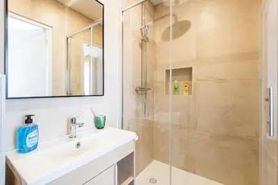 Salle de bains dans l'établissement Résidence Courcelles