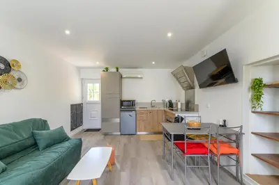 Cuisine ou kitchenette dans l'établissement Le Duplex Mouroux - 30min de Disneyland