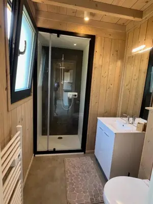 Salle de bains dans l'établissement Gîte avec son SPA privatif