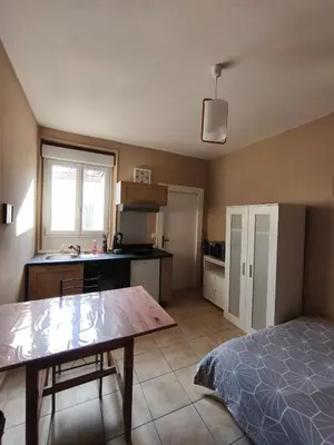 Cuisine ou kitchenette dans l'établissement Le Ponsardin