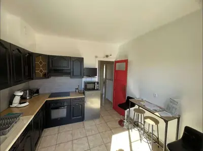 Cuisine ou kitchenette dans l'établissement Logement 1 à 4 personnes