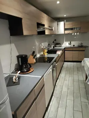 Cuisine ou kitchenette dans l'établissement Maison spacieuse et calme