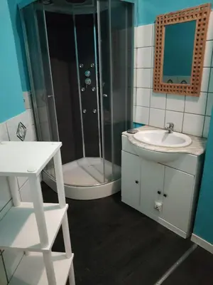 Salle de bains dans l'établissement Maison spacieuse et calme
