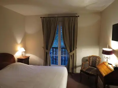 Un ou plusieurs lits dans un hébergement de l'établissement Hostellerie du Royallieu