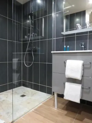 Salle de bains dans l'établissement Hostellerie du Royallieu
