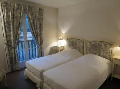 Un ou plusieurs lits dans un hébergement de l'établissement Hostellerie du Royallieu