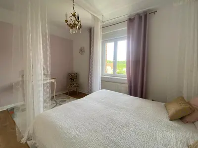 Un ou plusieurs lits dans un hébergement de l'établissement Agréable maison style shabby chic