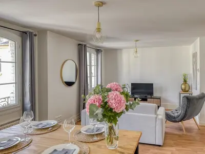 Télévision ou salle de divertissement dans l'établissement Le Duplex de l'Hôtel-de-Ville