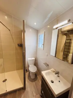 Salle de bains dans l'établissement La Suite Pierret Gare centre