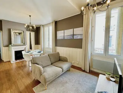 Coin salon dans l'établissement Appartement Colbert
