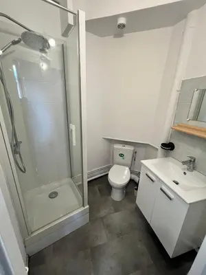 Salle de bains dans l'établissement Studio du centre - L'Artdu'Net -